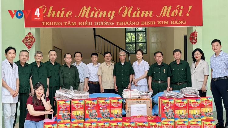 Ban Dân tộc thăm và tặng quà Trung tâm điều dưỡng thương binh Kim Bảng