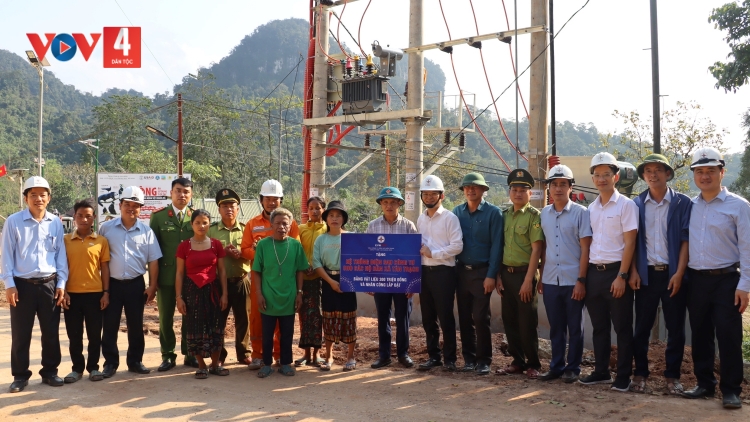 Kéo điện lưới xuyên Vườn Quốc gia, thắp sáng bản làng biên giới Quảng Bình