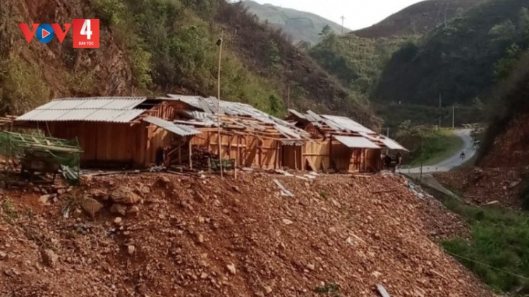Gió lốc, mưa đá làm nhiều nhà dân ở Sơn La bị tốc mái, hư hỏng