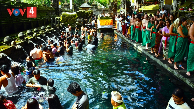 “Chữa lành” với nghi lễ tắm nước thiêng ở Đền Pura Tirta Empul
