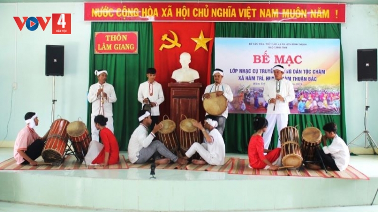 Truyền dạy nhạc cụ truyền thống cho đồng bào Chăm ở Bình Thuận
