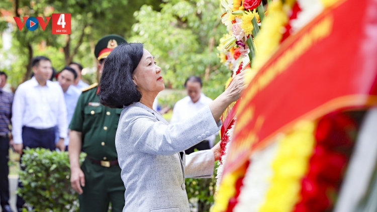 Lãnh đạo Đảng, Nhà nước dâng hương, tưởng niệm các anh hùng liệt sĩ tại Nghĩa trang Liệt sĩ Quốc gia A1 Điện Biên.