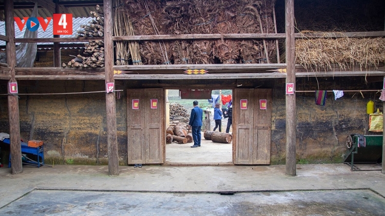 Nhà trình tường bằng đất của người Mông Si Ma Cai