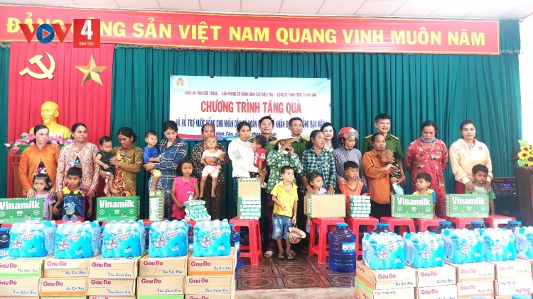 Trao 1.000 phần quà đến người dân ở thị xã Vĩnh Châu