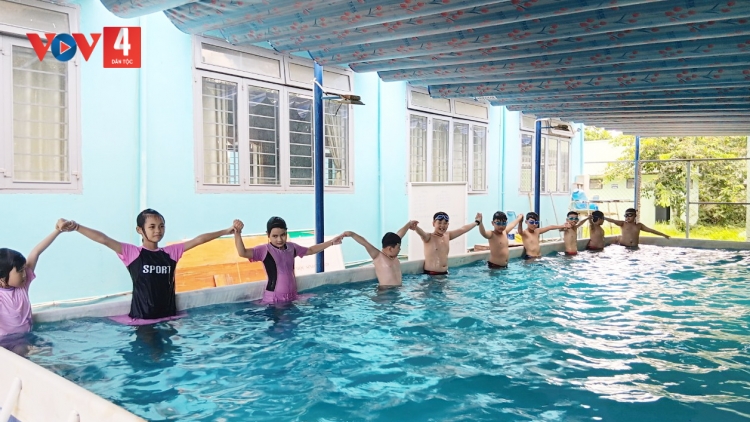 Đà Nẵng, dạy bơi miễn phí cho trẻ em nông thôn