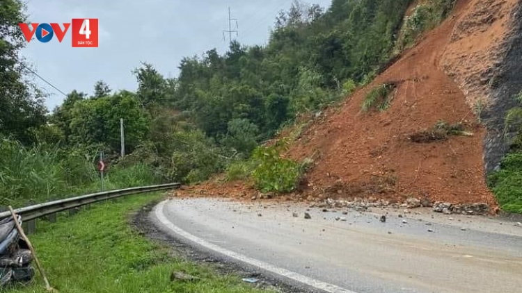 Cao Bằng: Sạt lở trên quốc lộ 3 khiến giao thông ngưng trệ