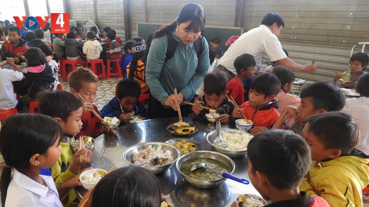 Kon Tum hỗ trợ để tất cả học sinh khó khăn đều được đến trường