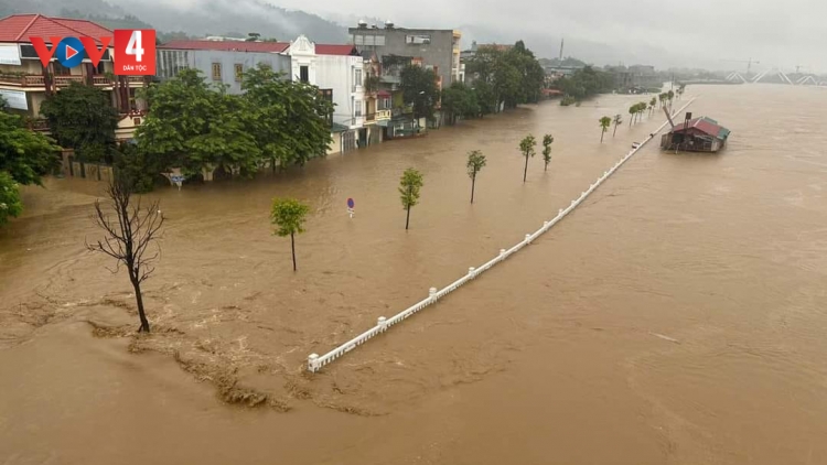 Nước sông Hồng dâng cao, nhiều nơi ở Lào Cai ngập sâu