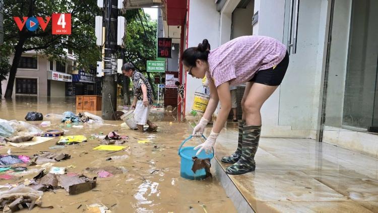 Nước trên sông Hồng tại thành phố Lào Cai bắt đầu rút