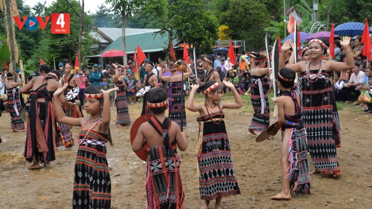 TÂY GIANG ZƯ LÊY VĂN HOÁ TƠỢ ZÂP LỚP PA CHOOM CHA GÂR, CHIING, MÚA TÂN TUNG DA DẶ ĐOỌNG HA HỌC SINH