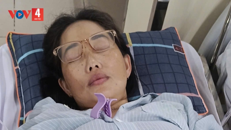 Hãy chung tay sẻ chia với người phụ nữ dân tộc Mông ở Na Sang