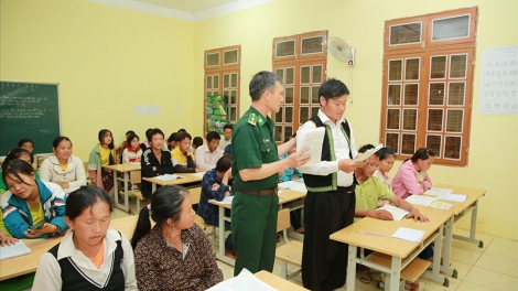 Lớp học xoá mù chữ ở bản Phá Thóng