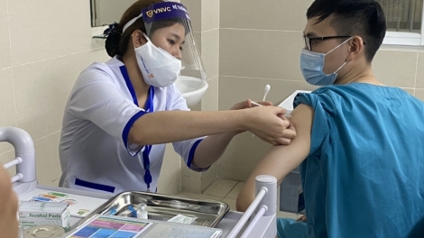 AU VACCINE COVID-19 KHẢU TIÊM DA TẢNG LÀN PỈNH ĂN BƯƠN