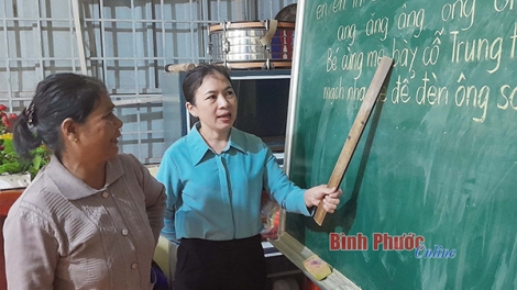 Bình Phước hỗ trợ người dân vùng đồng bào DTTS tham gia học xóa mù chữ