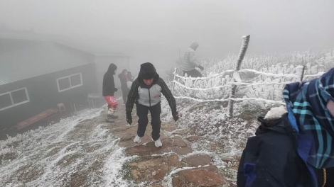 Nhiều du khách Hà Nội đổ xô đi "săn" băng tuyết trên đỉnh núi Mẫu Sơn