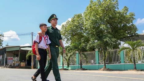 Tây Ninh: Nâng bước trẻ em DTTS vùng biên đến lớp