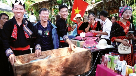 Rộn rã ngày hội “Hương sắc bản Mông” tại Lai Châu