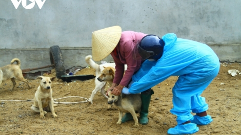 Thủ tướng sồr càr Quảng Bình sền tìs di kơnòl broă tài khà cit sơnơm vaccine kơryan kòp sơnrang ờ uă