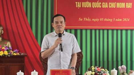Groi Thủ tướng Trần Lưu Quang uănh nđôi nău kan mât uănh bri ta Kon Tum.