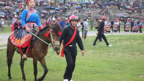 Trang phục phụ nữ Mông Hoa ở Bắc Hà