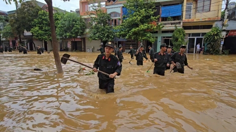 Lào Cai: Mưa lớn như trút, cảnh sát phải mang thuyền cứu hộ người dân, học sinh