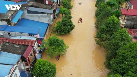 Những người chèo thuyền đưa đồng bào từ tâm lũ Thái Nguyên đến nơi an toàn