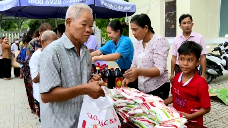 Thắm tình đoàn kết giữa mùa Sên ĐônTa