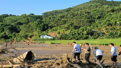 Khua dêh čar ơi Phạm Minh Chính nao ĕp lăng anŏ răm ƀăm kơthel ia ling dăo ngă ƀơi Lao Cai