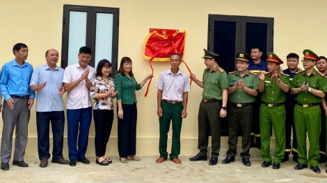  Bàn giao 10 căn nhà cho người dân vùng lũ Mường Pồn, Điện Biên