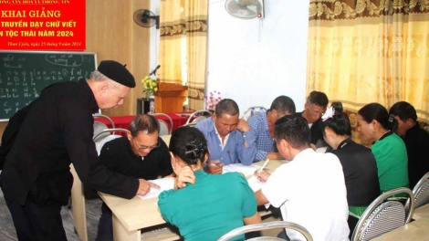 Truyền dạy để bảo tồn, phát huy bản sắc văn hoá dân tộc ở Than Uyên