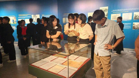 Triển lãm “Lịch sử tỉnh Cao Bằng qua tài liệu lưu trữ”