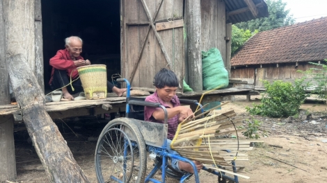 Trao tặng thiết bị hỗ trợ cho người khuyết tật ở tỉnh Đắk Lắk 