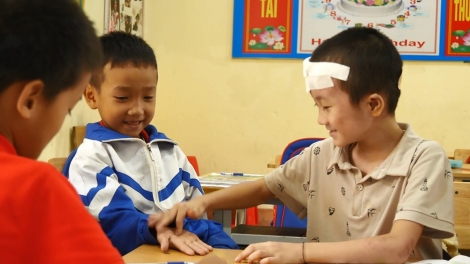 Sau 2 tháng điều trị, những học sinh nằm viện cuối cùng của Làng Nủ đã đến lớp