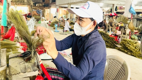 Làng nghề chổi đót Chiêm Sơn, huyện Duy Xuyên tất bật vào vụ sản xuất Tết