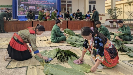 Mang tết đủ đầy đến bản làng vùng biên