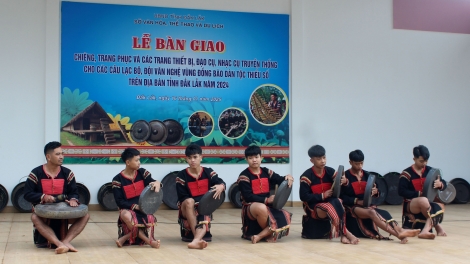 Đắk Lắk cấp chiêng, trang phục hỗ trợ đội văn nghệ vùng dân tộc thiểu số