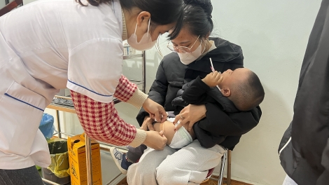 Người dân Điện Biên chủ động đi tiêm Vaccine phòng cúm