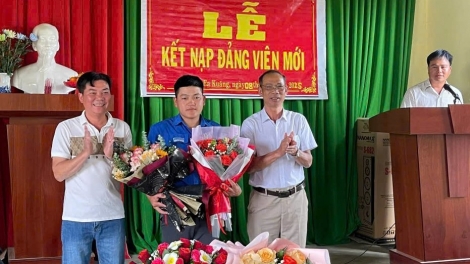 20 thanh niên ở Đắk Lắk được kết nạp Đảng trước ngày nhập ngũ