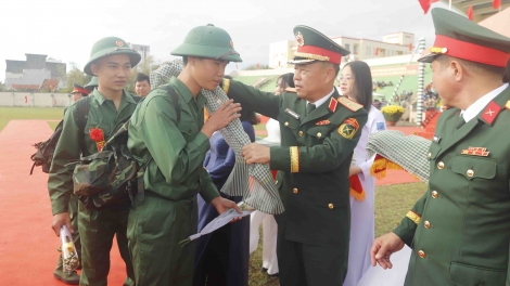 Tuổi trẻ các tỉnh Duyên hải miền Trung - Tây Nguyên nô nức tòng quân