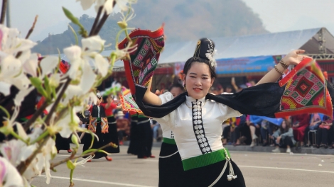 Thiếu nữ Thái rực rỡ trong hội thi trình diễn nghệ thuật Xòe