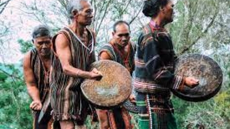 Rnê buklô ndăm (Khen ngợi chàng trai)
