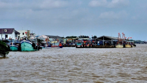 កងទ័ពការពារព្រំដែនសុកត្រាំងរួមដំណើរជាមួយអ្នកនេសាទប្រឆាំងការនេសាទខុសច្បាប់