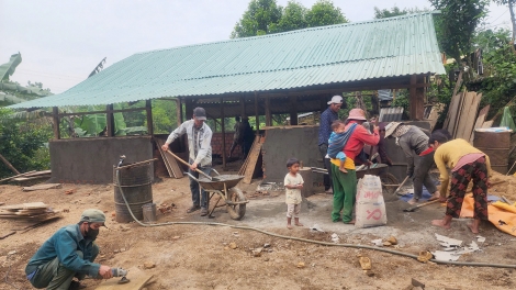 Tây Nguyên mĭnh jơhngơ̆m đon vang sut pơđĭ hnam hiăh hiok 