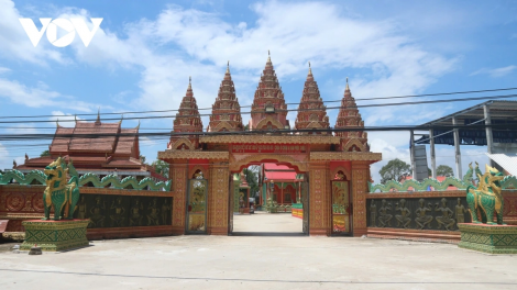 អនុស្សាវរីយ៍បដិវត្តន៍ពីវត្តអារាមនានានៅខេត្តសុកត្រាំង។