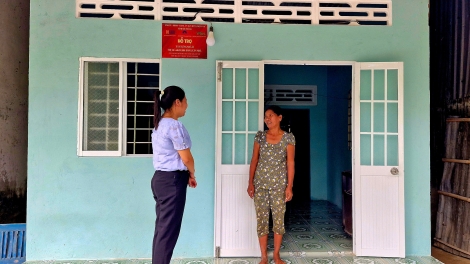 បំបាត់ផ្ទះបណ្ដោះអាសន្ន ផ្ទះដាច់ដោច ដើម្បីគ្រួសារក្រីក្រនៅខេត្តសុកត្រាំងឆាប់ឈោងឈានឡើង។