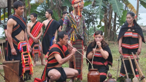 Khuyên chồng đừng theo giặc  (Mơhnhôk dêi kơnốu mâ tá tiô khu xâ)