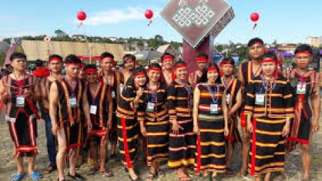 Mơhnhôk kuăn cháu hriâm i rơkê vâ ai cheăng pêi  (Vận động con cháu học giỏi để có việc làm)		