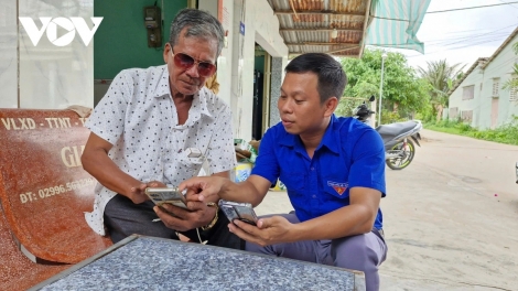 មានស្មាតហ្វូននៅក្នុងដៃ ស្រុកភូមិឈានចូលយុគ្គសម័យនៃការរីកចំរើន។