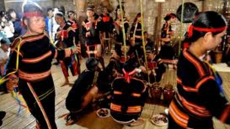 Pô khăp mơ̆ng hlâo gơyâo mơ̆ng đưm (Bạn xưa tình cũ)