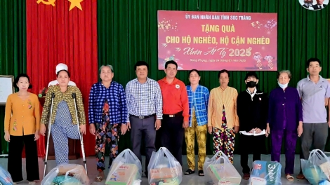លោកង្វៀនហ៊ីវឌឹក ជាគំរូឆ្នើមក្នុងការងារចលនាសង្គហធម៌សង្គម។